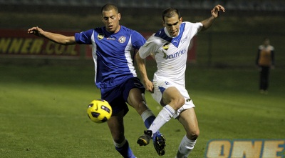 אורי שטרית ואושרי גיטא נלחמים על הכדור (יוסי ציפקיס)