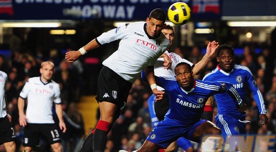מת´יו ברינגס מרחיק כדור לפני דידייה דרוגבה (GettyImages)