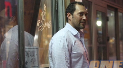 גומא אגייאר מחוץ למסעדה (גיא בן זיו) גומא אגייאר מחוץ למסעדה (גיא בן זיו)