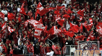 אוהדי הפועל ת&qout;א (יוסי ציפקיס) אוהדי הפועל ת&qout;א (יוסי ציפקיס)