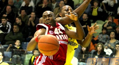 בתפקיד אנטיגונה: הנרי דומרקאנט  (משה חרמון)