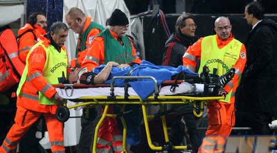 כריסטיאן אביאטי מורד מהמגרש על אלונקה (GettyImages)