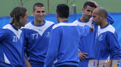 שחקני הפועל פתח תקווה באימון. המשחק המרכזי ביום שני בחיפה (שרון קביליו) שחקני הפועל פתח תקווה באימון. המשחק המרכזי ביום שני בחיפה (שרון קביליו)