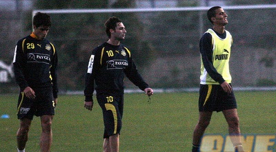 אורי כהן (מימין) באימון הערב של מכבי תל אביב (ליאור טימור) אורי כהן (מימין) באימון הערב של מכבי תל אביב (ליאור טימור)