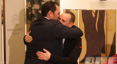 גומא אגייאר ודני קליין מתחבקים. מתי יגמר הסכסוך? (גיא בן זיו)