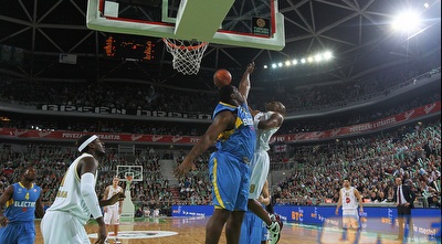 סופו בולם את גרגורי. הפציעה של הסנטר לא חמורה (GettyImages) סופו בולם את גרגורי. הפציעה של הסנטר לא חמורה (GettyImages)