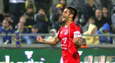 חנן ממן חוגג. ימשיך לעונה נוספת בהפועל חיפה (שי לוי)