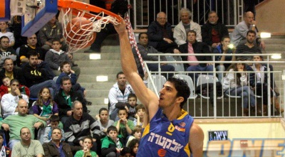 אליהו בפוזה אופיינית (יניב גונן)