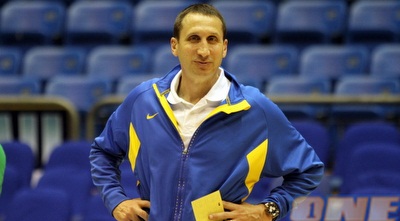 דייויד בלאט. לא המריא עם שחקניו ויצטרף באיחור (מור שאולי)