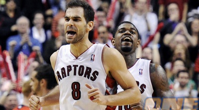 חוסה קלדרון ואמיר ג´ונסון בטירוף מול הבולס (רויטרס)