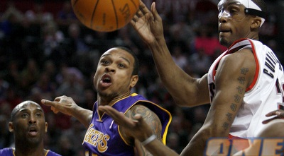 דנטה קנינגהאם מול קובי בראיינט ושאנון בראון (רויטרס)