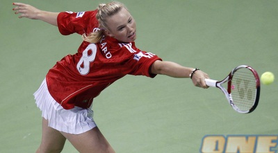 ווזניאקי עם חולצה של ג´רארד (רויטרס)