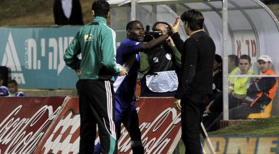 גיא עזורי וגאו מרוצים משער השיוויון (יוסי ציפקיס) גיא עזורי וגאו מרוצים משער השיוויון (יוסי ציפקיס)