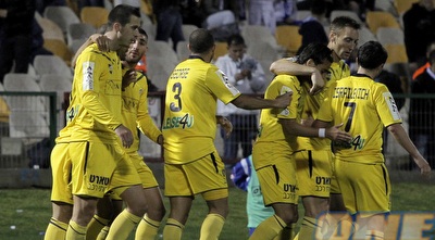 מדוניאנין חוגג עם החברים את השלישי (יוסי ציפקיס) מדוניאנין חוגג עם החברים את השלישי (יוסי ציפקיס)