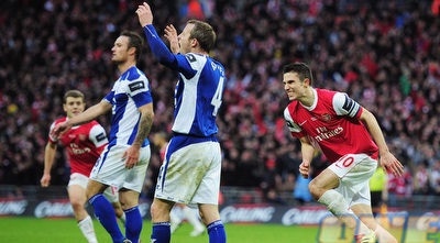 ואן פרסי רץ לחגוג את השוויון, שחקני בירמינגהאם לא מאמינים (GettyImages)