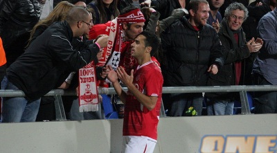 ערן זהבי זוכה לנשיקה מאוהד אחרי השער (עמית מצפה)