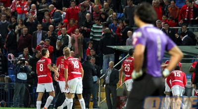 דוידוביץ´ מביט בתסכול על האדומים חוגגים (שי לוי)