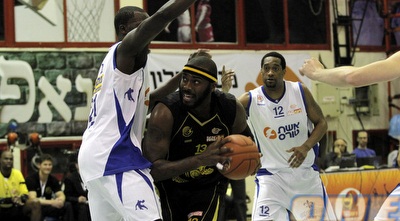 אלטון בראון בדרך לקבל גג (יוסי ציפקיס)