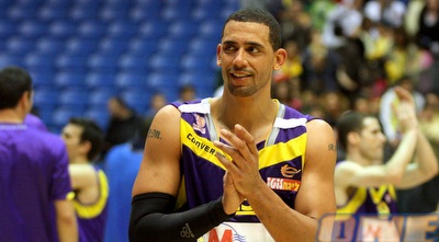 מלצר (יניב גונן)