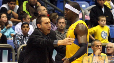 בלאט מרגיע את פרקינס (יניב גונן)