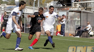 קאסם מאחמיד מנסה לפרוץ בין שחקני רעננה (יוסי ציפקיס)