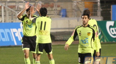 שחקני בית&qout;ר חוגגים עליה לרבע הגמר (גיא בן זיו) שחקני בית&qout;ר חוגגים עליה לרבע הגמר (גיא בן זיו)