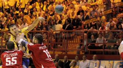 רושקה עולה גבוה מול רן ודורושצ´וק (יוסי ציפקיס)