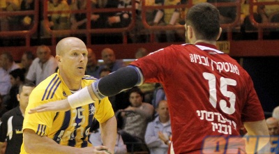 מריאן מול דורושצ´וק. השמאלי בולט במכבי (יוסי ציפקיס)