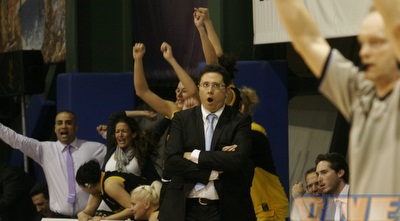 עדן ענבר לא מאמין. מסביבו כולם שמחים (לי נוף)