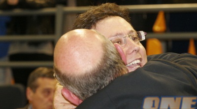 יואל לביא מחבק בסיום את מאמנו עדן ענבר (לי נוף)