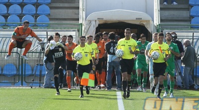 עליית השחקנים לדשא, ברשנטיין מפגין קפיצה לגובה מרשימה (מור שאולי)