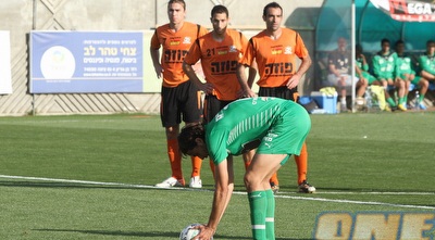 בן מלכה מסדר את הכדור על הנקודה (מור שאולי)