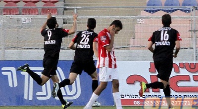 עדן בן בסט. לא מפסיק להפציץ (יוסי ציפקיס) עדן בן בסט. לא מפסיק להפציץ (יוסי ציפקיס)