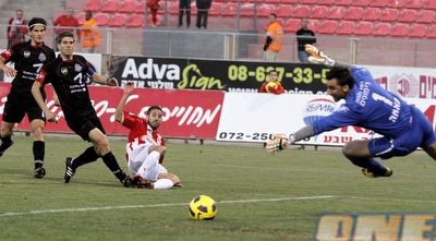 גבאי מחמיץ, טרטצקי, שטוקרני וקאלה מסתכלים (יוסי ציפקיס)