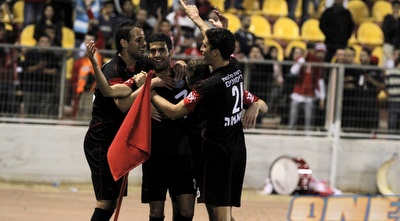 שחקני הפועל חיפה חוגגים עם אבו ניל את השער השני (יוסי ציפקיס)