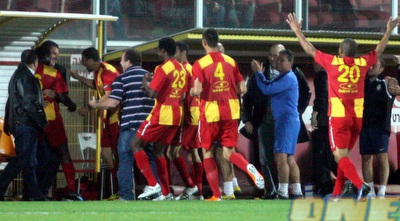 שחקני מ.ס. אשדוד חוגגים את שער היתרון עם הספסל (יניב גונן)