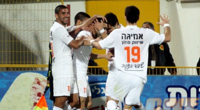 פיני בלילי מקבל את הברכות מחבריו לאחר המהפך (יניב גונן)