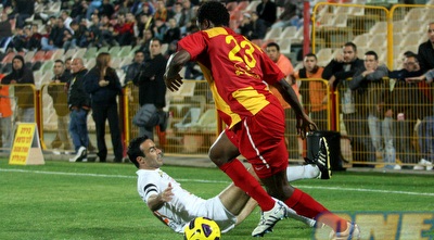 אפא אמברוז עובר את כפיר אדרי (יניב גונן)