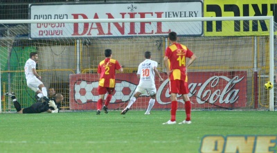 יוסי שקל לאחר ההדיפה הרעה לבעיטה החופשית של פדרו גלבאן (יניב גונן)