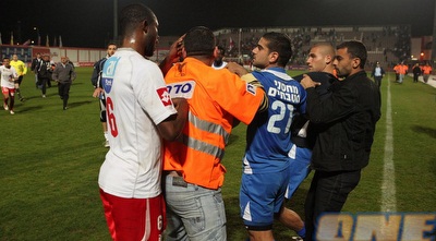 יאיא פטי ועידו אקסברד מתעמתים בסיום (עמית מצפה)