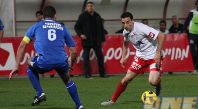 דניאל מיטב מנסה לעבור את גל כהן (עמית מצפה)