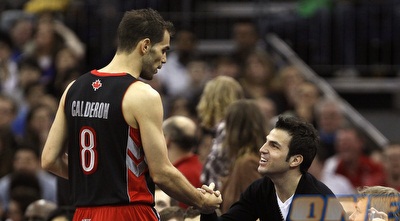 מפגש ספרדי: קלדרון פוגש את פברגאס ב-O2 בלונדון (רויטרס)