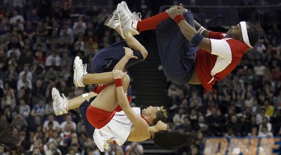 רקדני ניו ג´רזי דאגו לשואו טיים עבור הקהל בין פסקי הזמן (רויטרס)