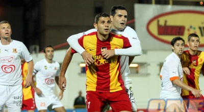 אביב חדד מחבק את דמיטאר מקרייב. גם הבולגרי ששב מפציעה לא עזר (יניב גונן)