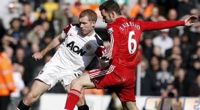 פאביו אורליו מנסה לעצור את פול סקולס (רויטרס) פאביו אורליו מנסה לעצור את פול סקולס (רויטרס)