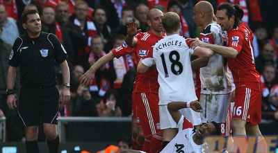 שחקני הקבוצות מתעמתים, בעוד נאני שרוע על כר הדשא (GettyImages) שחקני הקבוצות מתעמתים, בעוד נאני שרוע על כר הדשא (GettyImages)