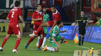 תמיר פור פוגע באייל גולסה. קיבל רק כרטיס צהוב (עמית מצפה)