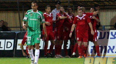 קרלוס צ&acute;קאנה חוגג עם החברים את השוויון, אייל משומר מאוכזב (עמית מצפה)