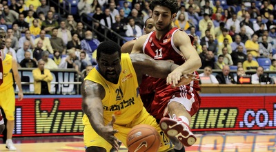 ליאור חכמון ושחורציאניטיס נאבקים על הכדור (יוסי ציפקיס)