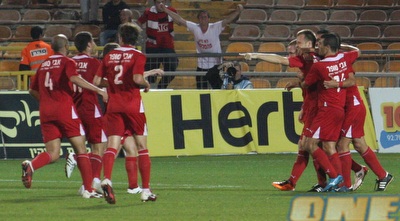 שחקני ר&qout;ג חוגגים עם אלין טופוזאקוב (עמית מצפה)